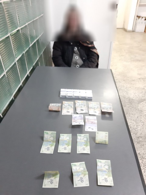 VIDEO. Prinsă cu țigări netimbrate, amendată de polițiștii locali
