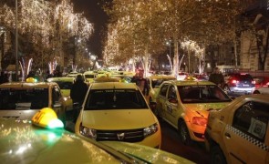 Taximetriștii ies la protest, în fața Parlamentului, chiar în ziua moțiunii de cenzură: presiune asupra Guvernului