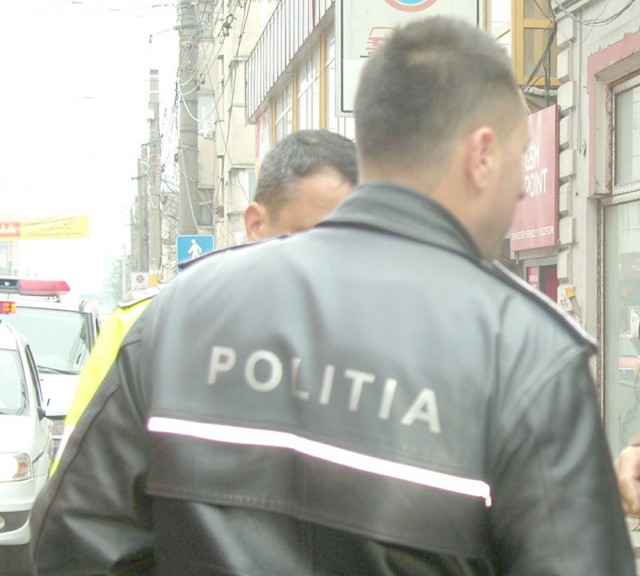 Falşi poliţişti, trimiși după gratii de magistraţi! Tâlhăreau, prin violenţă fizică, turiştii în Costineşti!