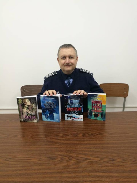 Portretul unui poliţist îndrăgostit de... pana de scris: Florin Alexandru