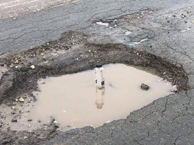 CRATERE PERICULOASE! Ce va face Primăria Năvodari cu drumul care duce la Petromidia