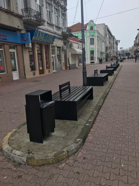 PRIMĂRIA A REZOLVAT PROBLEMA! Au fost montate coşuri de gunoi pe strada Ştefan cel Mare