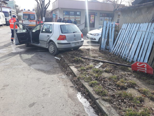 Indicator rutier PUS la PĂMÂNT în urma unui accident rutier: o femeie a ajuns la spital