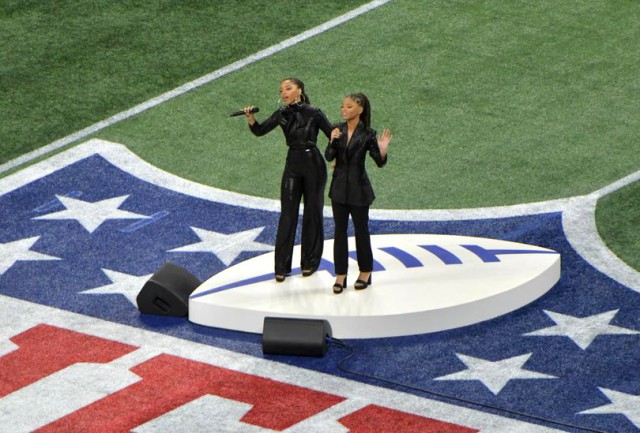 O româncă le-a îmbrăcat pe artistele care au cântat imnul Statelor Unite la Super Bowl 2019