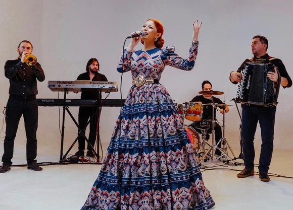 Elena Gheorghe a lansat un nou hit cu elemente folclorice armânești