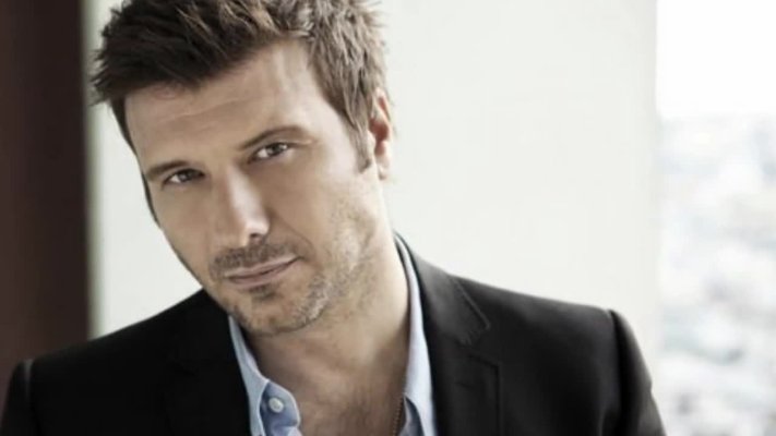 Cântăreţul Giannis Ploutarchos, pentru prima dată în România, pe 14 februarie
