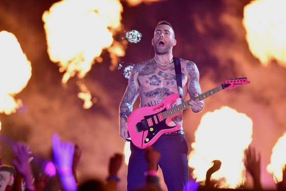 Super Bowl 2019. Recitalul trupei Maroon 5, dezamăgitor: un Adam Levine sexy, hituri corecte, dar fără surprize