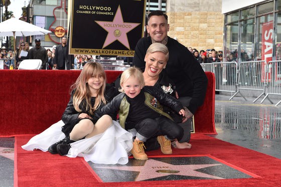 Cântăreaţa Pink a primit o stea pe Aleea Celebrităţilor din Hollywood. Alături de ea, familia şi o vedetă de televiziune