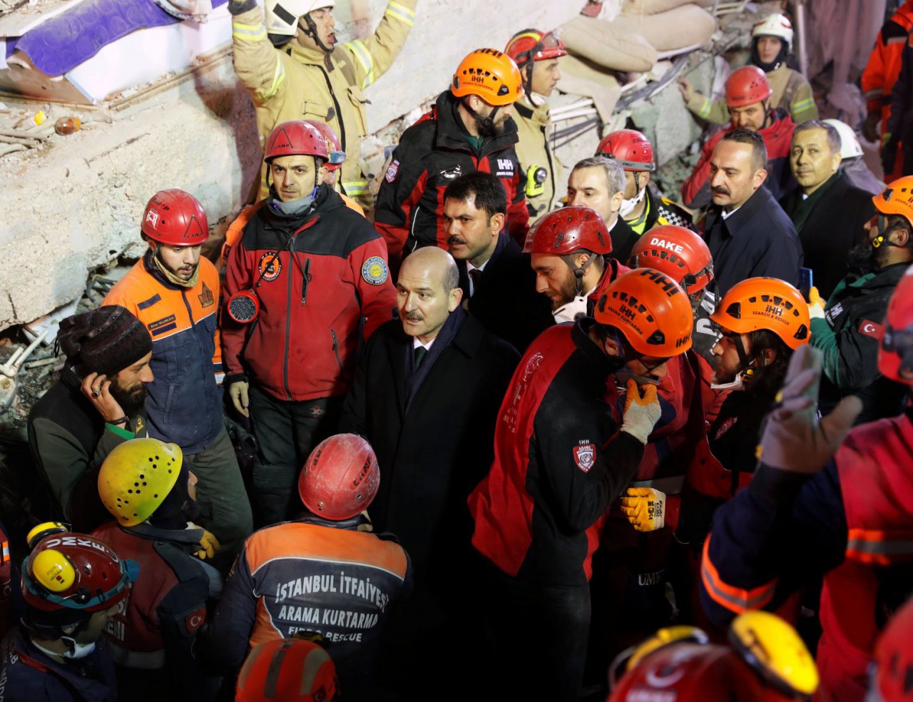 Imobil prăbuşit la Istanbul: 14 morţi şi 8 dispăruţi; un adolescent de 16 ani a fost salvat Imobil prăbuşit la Istanbul: 14 morţi şi 8 dispăruţi; un adolescent de 16 ani a fost salvat