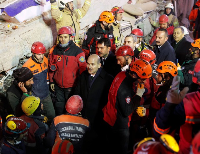 Imobil prăbuşit la Istanbul: 14 morţi şi 8 dispăruţi; un adolescent de 16 ani a fost salvat