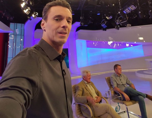 Mircea Badea, prima apariție la TV, după ce a fost făcut KO de motociclistul Tedi Emi: „Eu m-am lovit la cap în weekend!”