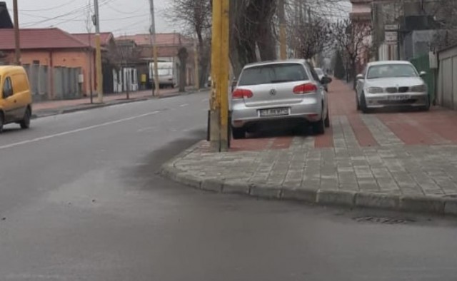Locuitorii de pe strada Pandurului, REVOLTAȚI: NU mai au voie să parcheze pe trotuar!