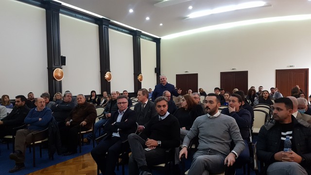VIDEO! Consilierii PNL, acuzați că își fac campanie electorală pe spatele Asociației Elevilor din Constanța