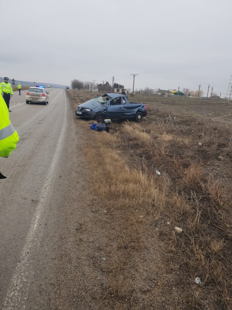 Un bărbat s-a RĂSTURNAT cu mașina, într-o curbă periculoasă!