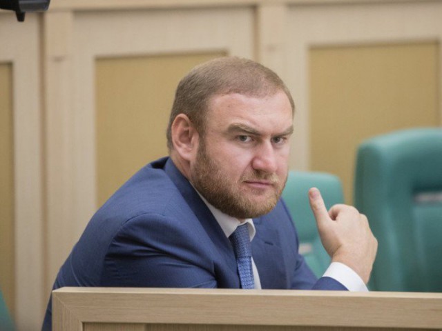 Un senator rus a fost reţinut în parlament, fiind acuzat de uciderea mai multor persoane