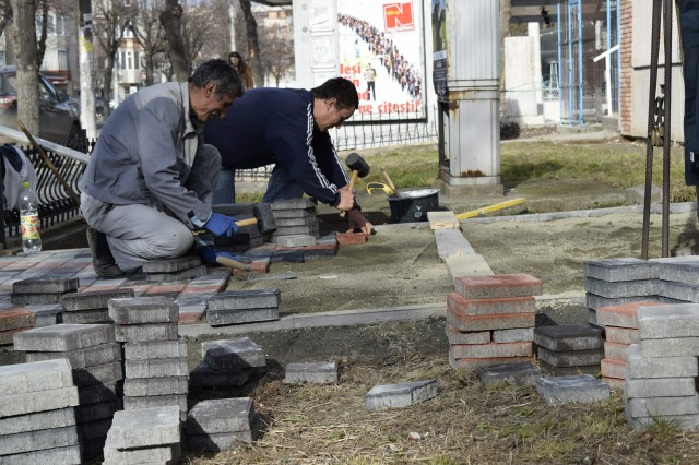 Primăria Mangalia reabilitează trotuarele și aleile de acces în blocuri