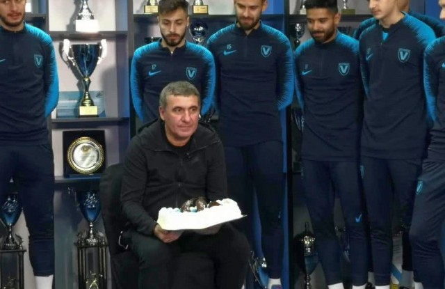 Reacția fabuloasă a lui Hagi când a fost sărbătorit de jucători: „Le mulțumesc că mă suportă. Ei și nevastă-mea”