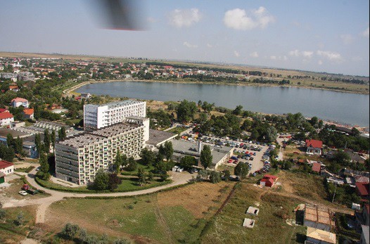 O firmă de piese auto care a măturat birourile Administraţiei Porturilor Constanţa construiește un hotel în Techirghiol