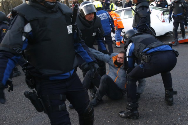 Spania: Poliţia a intervenit împotriva taximetriştilor aflaţi în grevă la Madrid împotriva Uber