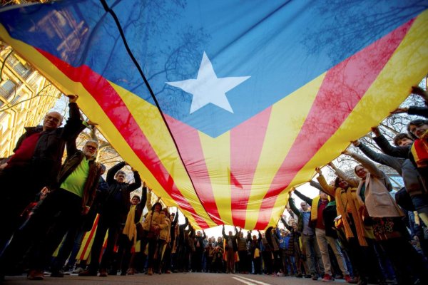 Cel puţin 200.000 de persoane au manifestat la Barcelona contra procesului intentat liderilor catalani