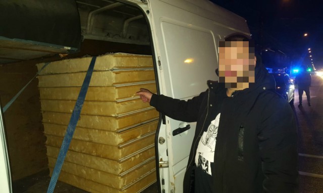 Autoutilitară URMĂRITĂ și OPRITĂ în Valu lui Traian! Iată ce s-a găsit în spații mascate!