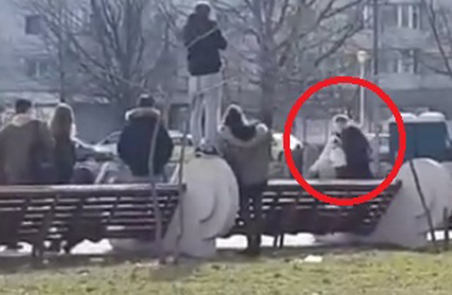 EXCLUSIV! Două eleve s-au BĂTUT în parc, iar colegii le ÎNCURAJAU şi FILMAU! Video