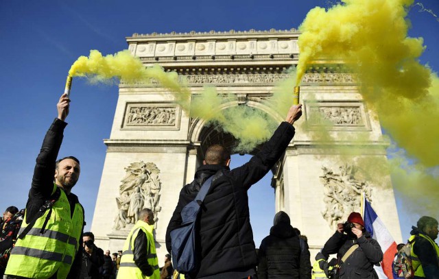Franţa: 'Vestele galbene' au manifestat pentru a marca trei luni de contestare socială