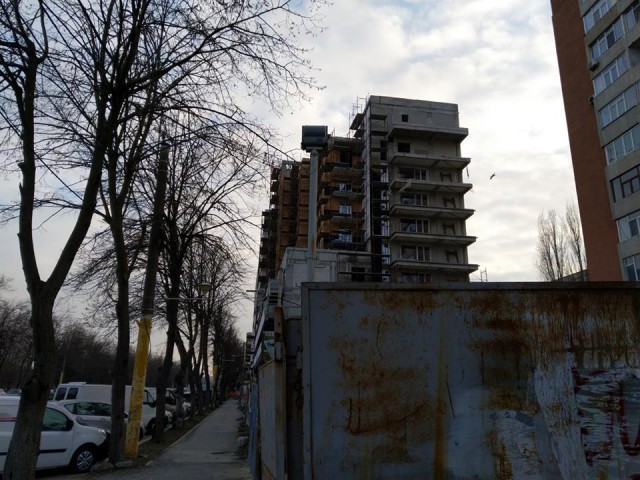 Locatarii unui bloc din Tomis Nord, somaţi de Primărie să-şi mute maşinile din parcare