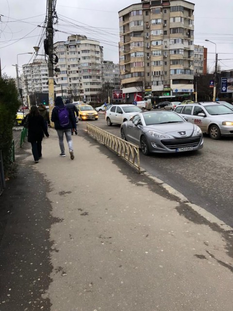 S-a spart conducta cu boi! PARCĂRI ÎN MIJLOCUL INTERSECȚIILOR!