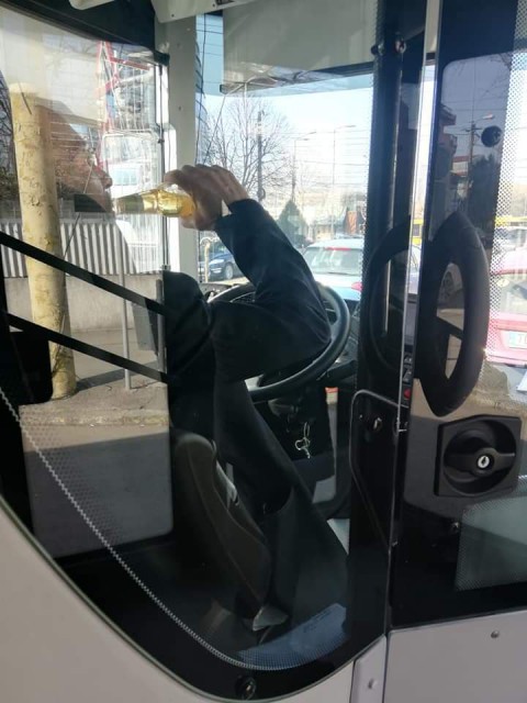 Situație fără precedent la RATC: șofer, PRINS în timp ce BEA la VOLAN!