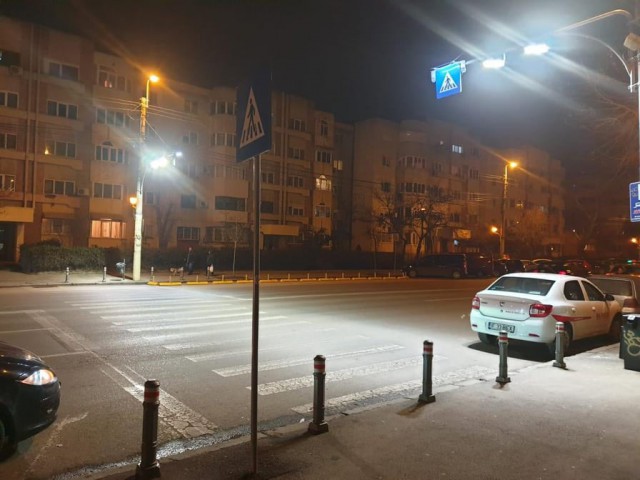 TESTE la trecerile de pietoni: PANOURI LUMINOASE tip LED, montate de Primăria Constanţa - VIDEO!