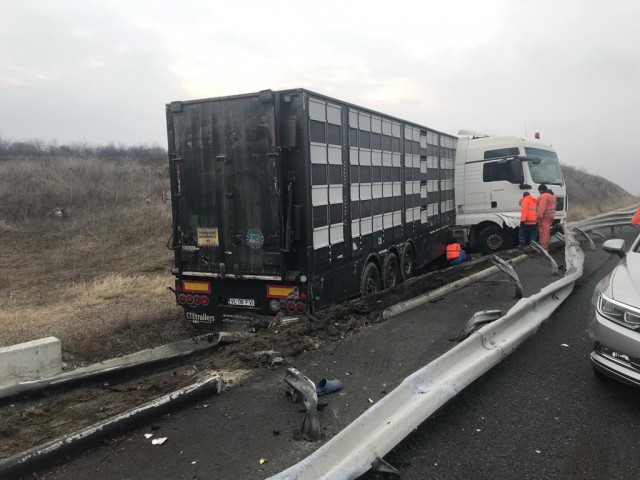 Șoferul unui TIR a adormit la volan și a RUPT PARAPETUL, pe A2!