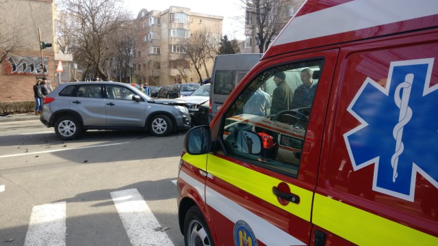 Accident rutier chiar în fața sediului ISU!