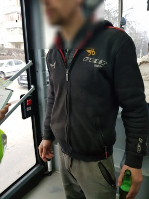 NESIMȚIRE în autobuze: beau alcool și sparg semințe! Poliția Locală i-a luat la ochi și dă amenzi!