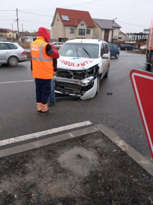 AMBULANȚĂ PRIVATĂ, implicată într-un accident la Ovidiu