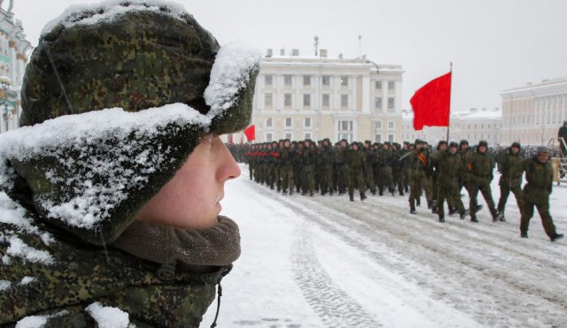 De teama spionajului, Rusia le interzice militarilor să aibă asupra lor smartphone-uri în misiune