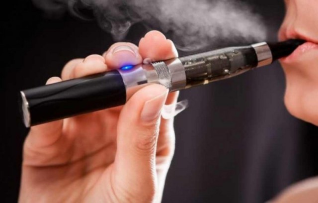 SUA: Creştere ''vertiginoasă'' a utilizatorilor de ţigări electronice în rândul tinerilor