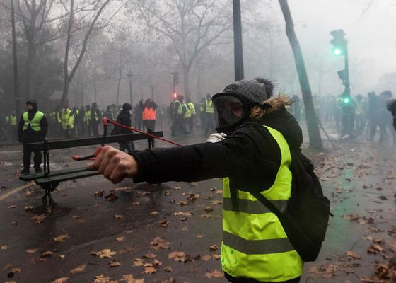 Violenţe la Paris. Un protestatar şi-a pierdut o mână în timpul unei manifestaţii a „Vestelor Galbene” în faţa Parlamentului