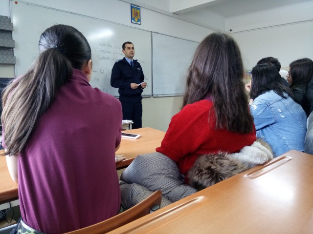 Jandarmi şi specialişti ai Centrului Antidrog Constanţa, prezenţi în şcoli