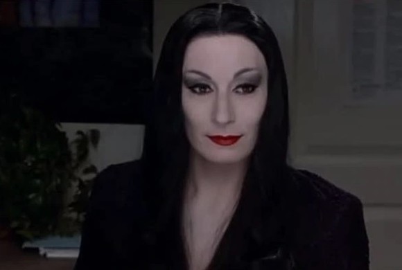 Morticia din „Familia Addams“, de nerecunoscut în prezent! Iată cum arată actriţa Anjelica Huston