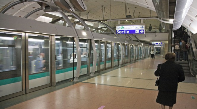Paris: Un bărbat s-a ales cu arsuri grave, după ce a fost stropit cu un lichid neindentificat în metrou