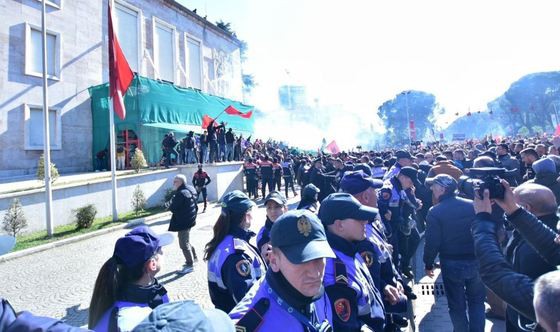 Albania: Poliţia a folosit gaze lacrimogene şi tunuri cu apă contra manifestanţilor la Tirana