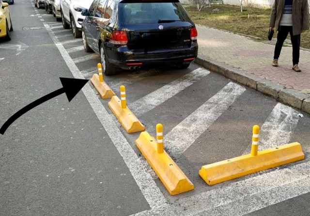 REACȚII la montarea separatoarelor de lângă trecerile de pietoni: „Se reduce numărul locurilor de parcare!”