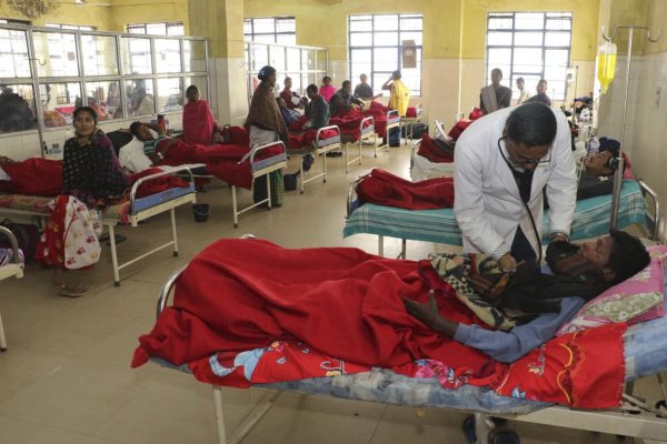 India: Numărul persoanelor decedate după ce au consumat alcool contrafăcut a ajuns la 150