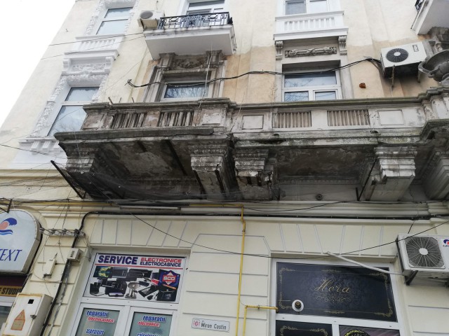 Pericolele din Zona Peninsulară: balconul unei clădiri stă să se prăpușească!