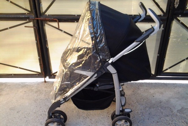 O femeie a FURAT un cărucior pentru copii din Cora: 'Nu am vrut să fur, plimbam copilul'