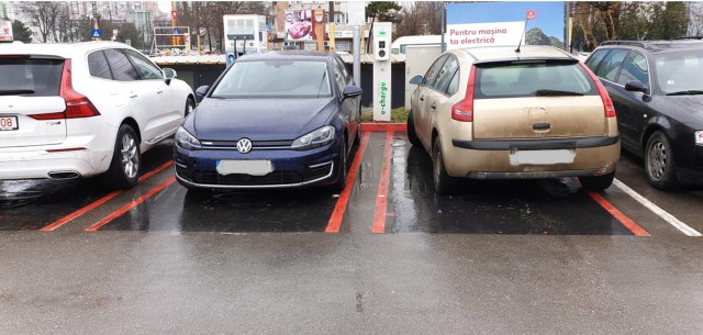 PARCHEZ CA O ... VITĂ! Semne obscene pentru un loc rezervat mașinilor electrice!