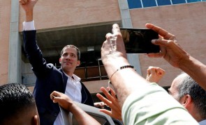Juan Guaido, autoproclamat preşedinte interimar al Venezuelei, a revenit în țară: România și alte țări din UE și-au trimis diplomații pe aeroport
