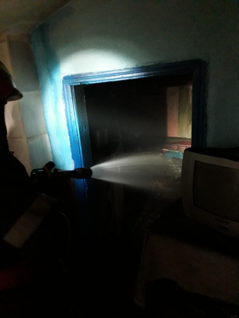 MOARTE TRAGICĂ! A dat FOC la casă și s-a ÎNCHIS în INTERIOR