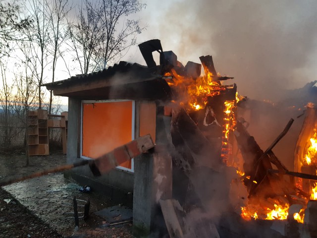 INCENDIU PUTERNIC în CONSTANȚA: LOCUINȚE FĂCUTE PRAF, PERSOANE EVACUATE